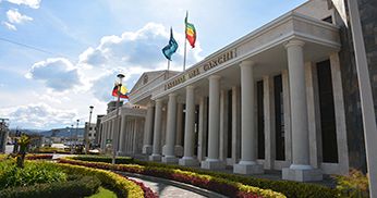 edificio universidad politécnica estatal de Carchi Ecuador